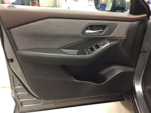 Used 2022 Nissan Rogue SV image 12