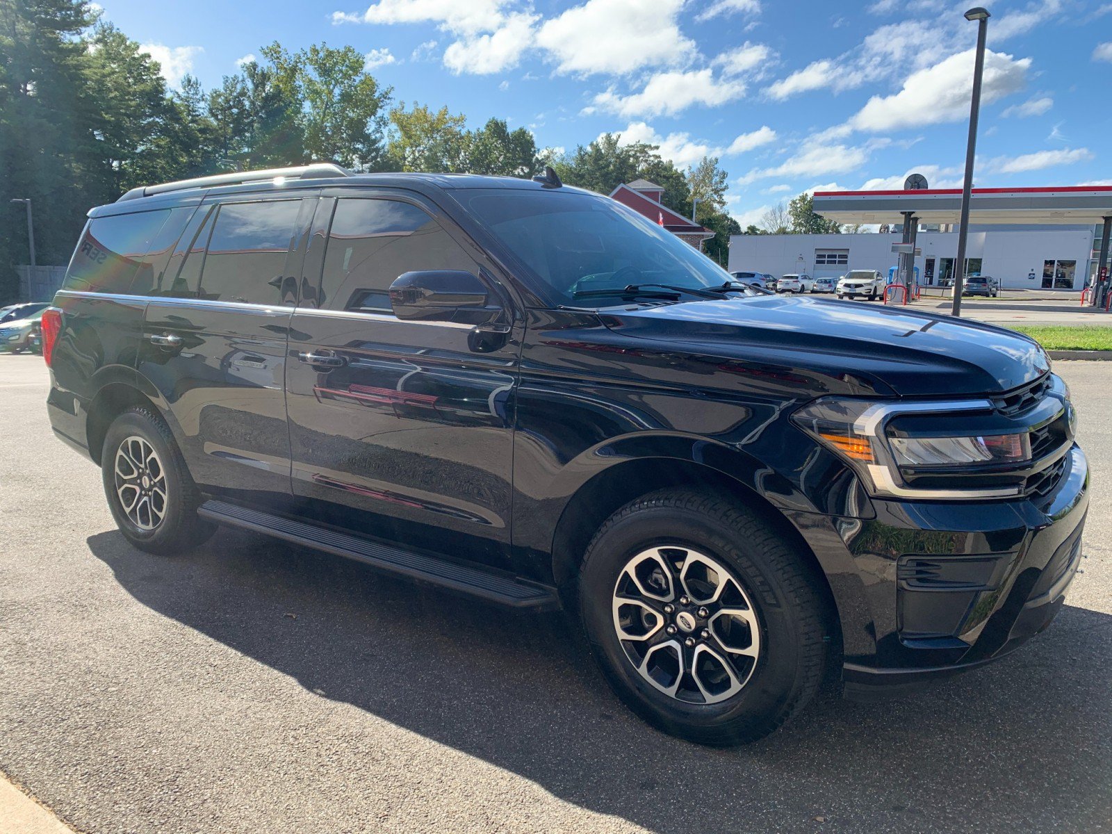 Used 2023 Ford Expedition XLT AWD/4WD image 3
