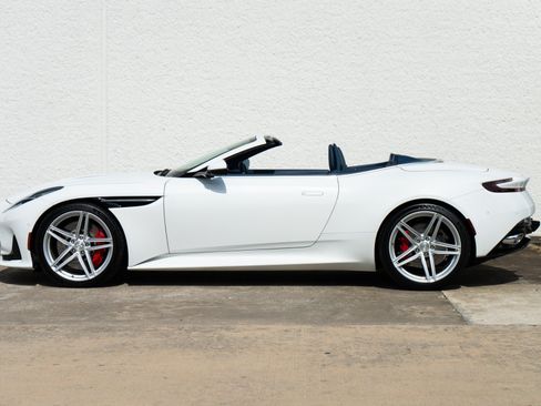 Used 2025 Aston Martin DB12 Convertible RWD image 9