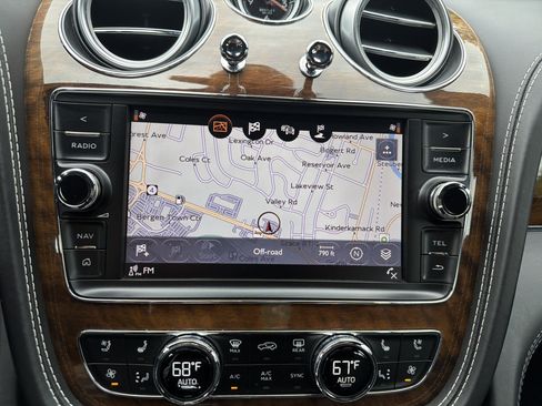 Used 2018 Bentley Bentayga AWD/4WD image 23