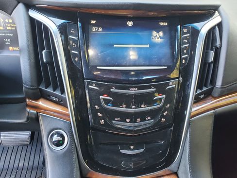 Used 2015 Cadillac Escalade Luxury image 28