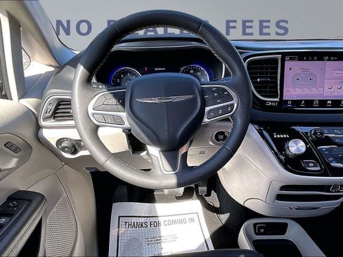 Used 2023 Chrysler Pacifica Touring-L FWD image 8
