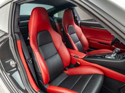 Used 2016 Porsche 911 Turbo S image 31