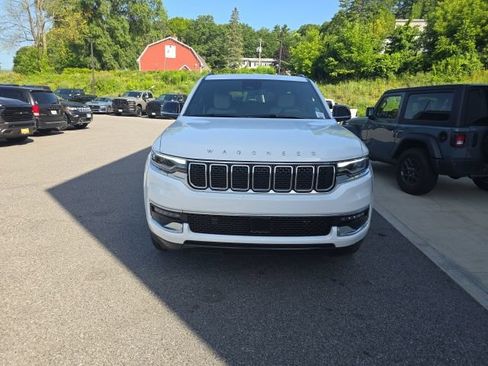 Used 2025 Jeep Wagoneer 4WD image 2