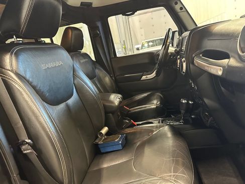 Used 2016 Jeep Wrangler Unlimited Sahara w/ Connectivity Group AWD/4WD image 29