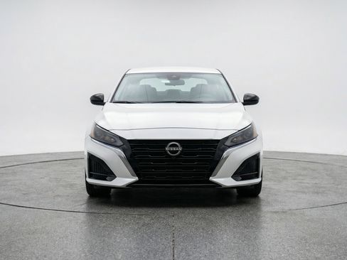 Used 2025 Nissan Altima 2.5 SV FWD image 2