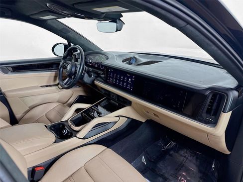 Used 2025 Porsche Cayenne Turbo image 31
