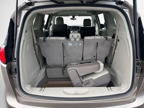 Used 2017 Chrysler Pacifica Touring-L FWD image 23