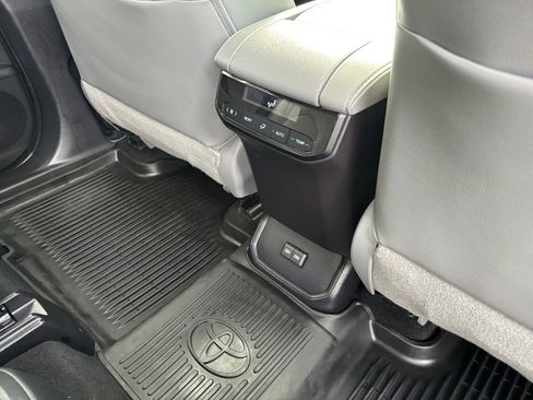 Used 2022 Toyota Highlander XLE AWD/4WD image 36
