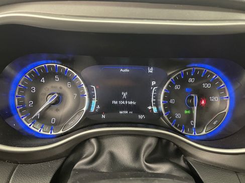 Used 2024 Chrysler Pacifica Touring-L image 24