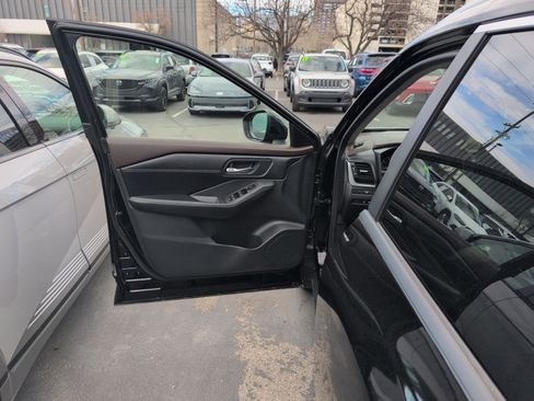 Used 2023 Nissan Rogue SV w/ SV Premium B Package image 14