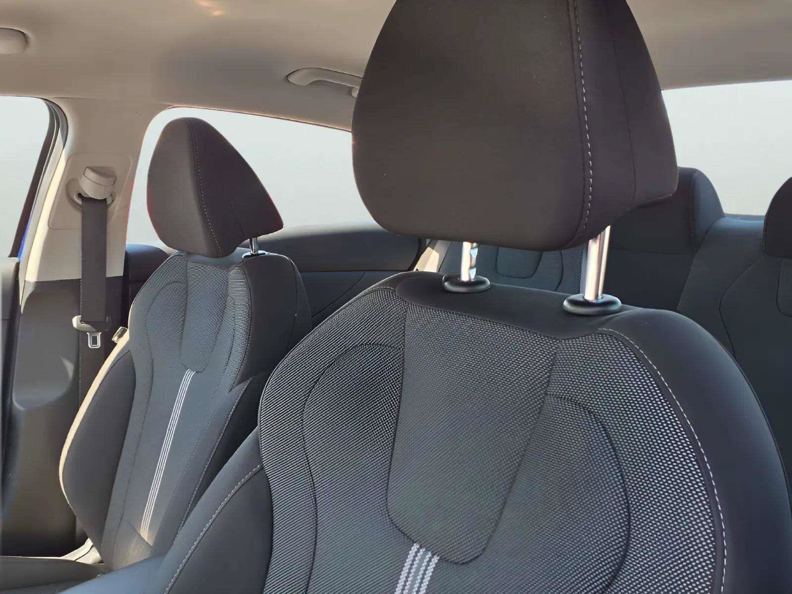 Certified 2025 Hyundai Elantra SE FWD image 16