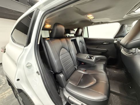 Used 2024 Toyota Highlander XLE image 25