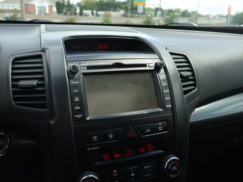 Used 2011 Kia Sorento SX FWD image 39