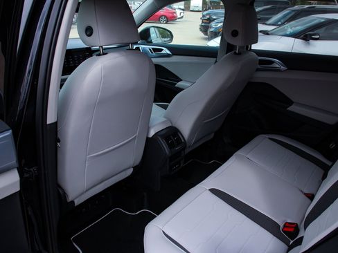 New 2026 Volkswagen Taos SE FWD image 26