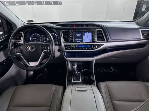 Used 2019 Toyota Highlander XLE AWD/4WD image 29
