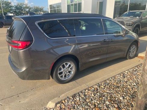 Used 2022 Chrysler Pacifica Touring-L FWD image 6