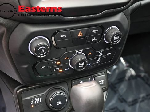 Used 2021 Jeep Renegade Latitude w/ Sun & Sound Group AWD/4WD image 17