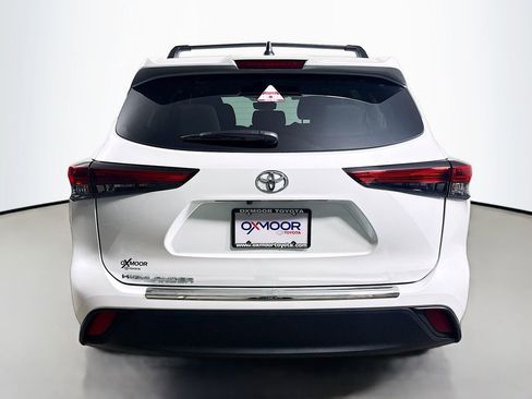 Certified 2023 Toyota Highlander L image 6