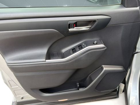 Used 2020 Toyota Highlander XLE FWD image 24