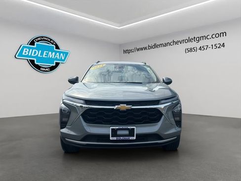 Used 2024 Chevrolet Trax LT w/ Driver Confidence Package FWD image 2