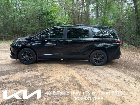 Used 2024 Toyota Sienna XLE Woodland Edition AWD/4WD image 5