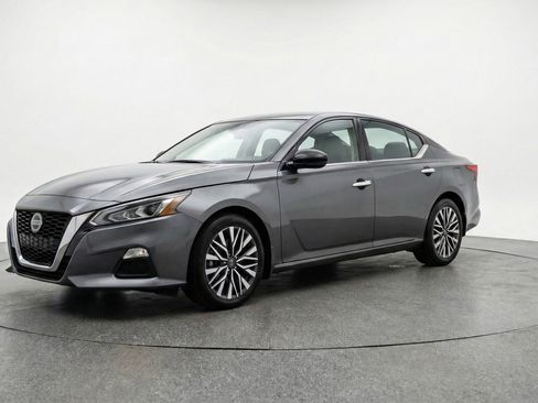 Used 2025 Nissan Altima 2.5 SV FWD image 3