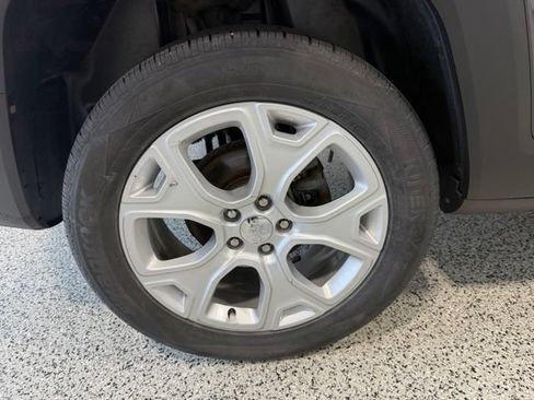 Used 2018 Jeep Renegade Limited AWD/4WD image 30