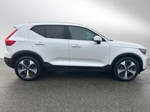 Used 2025 Volvo XC40 B5 Core w/ Climate Package image 2