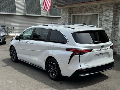 Used 2025 Toyota Sienna Platinum AWD/4WD image 38