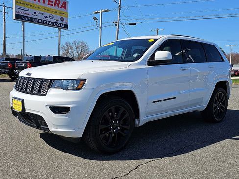 Used 2019 Jeep Grand Cherokee Altitude AWD/4WD image 3