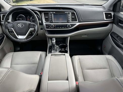 Used 2015 Toyota Highlander Limited image 2