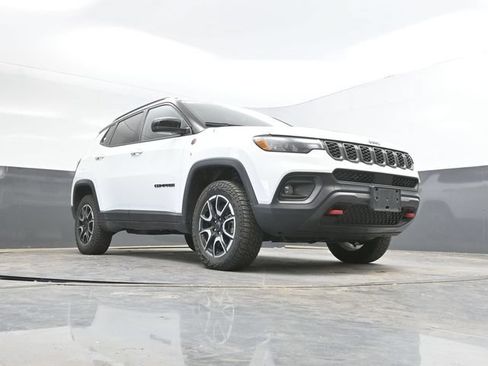 Used 2025 Jeep Compass Trailhawk AWD/4WD image 45