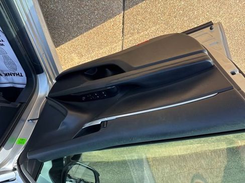Used 2020 Toyota Camry LE FWD image 11