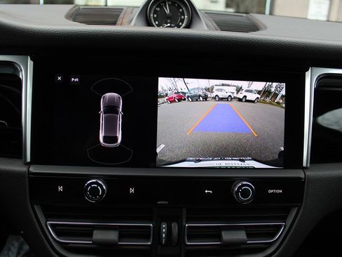 Used 2022 Porsche Macan image 11