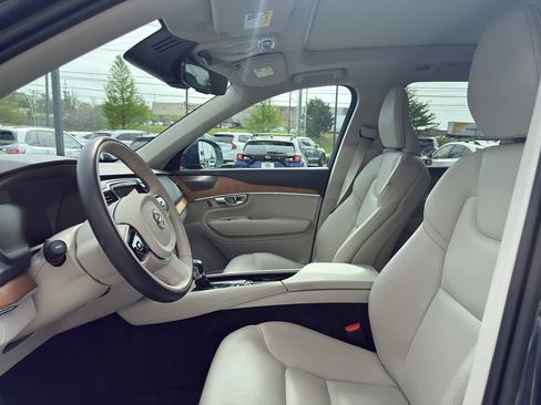 Used 2022 Volvo XC90 T6 Momentum w/ Advanced Package AWD/4WD image 9