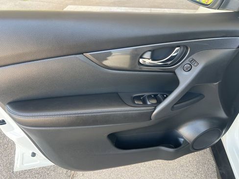 Used 2017 Nissan Rogue SV AWD/4WD image 7