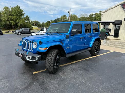 Used 2022 Jeep Wrangler Unlimited Sahara w/ Cold Weather Group image 7