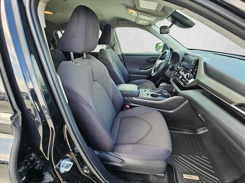 Used 2021 Toyota Highlander LE FWD image 20
