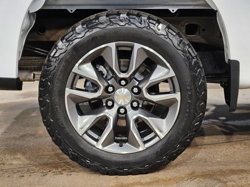 Used 2025 Chevrolet Silverado 1500 LT w/ Z71 Off-Road Package AWD/4WD image 17