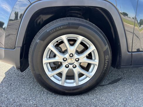 Used 2014 Jeep Cherokee Latitude w/ Cold Weather Group AWD/4WD image 34