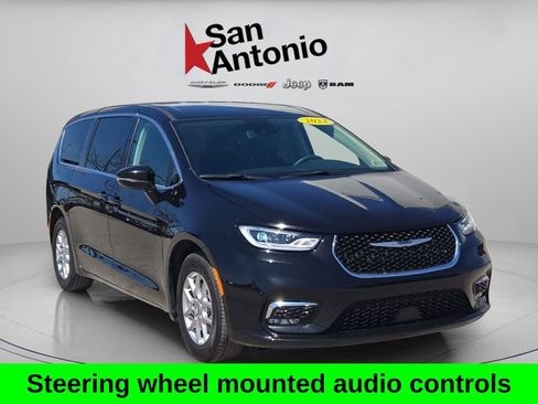 Used 2024 Chrysler Pacifica Touring-L image 9