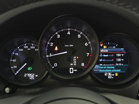 Certified 2024 Porsche Macan w/ Premium Plus Package AWD/4WD image 15