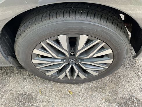 Used 2024 Nissan Altima 2.5 SV AWD/4WD image 6