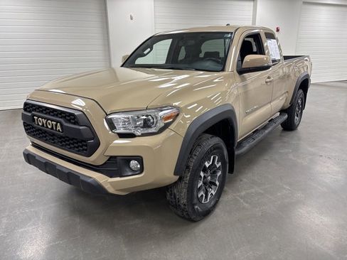Certified 2017 Toyota Tacoma TRD Off-Road w/ Tow Package image 3
