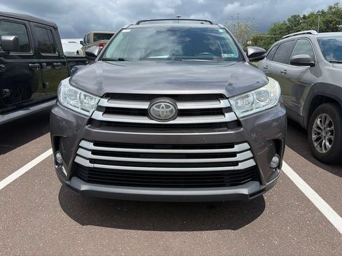 Used 2018 Toyota Highlander XLE AWD/4WD image 2