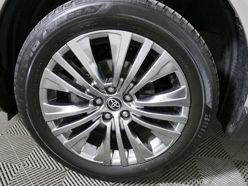 Used 2023 Toyota Venza XLE AWD/4WD image 9