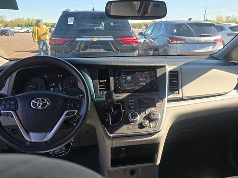 Used 2017 Toyota Sienna LE FWD image 13