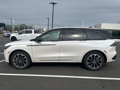 Used 2024 Lincoln Nautilus Reserve w/ Equipment Group 203A image 6