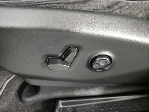 Used 2023 Chrysler Pacifica Limited w/ Uconnect Theater Family Group FWD image 23